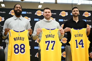 Hoy es el día en que el Donic se ha presentado con su nuevo equipo. El acuerdo entre Lakers y Mavericks para llevar al esloveno a Los Ángeles ha sido un traspaso histórico en la NBA. 
 Markieff Morris y Maxi Kleber junto a Doncic.