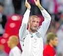 Beckham iguala a Bobby Moore, el gran mariscal inglés