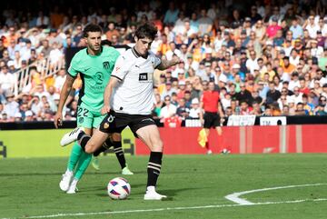 El jugador del Valencia, Javi Guerra, remata para hacer el tercero al Atleti.