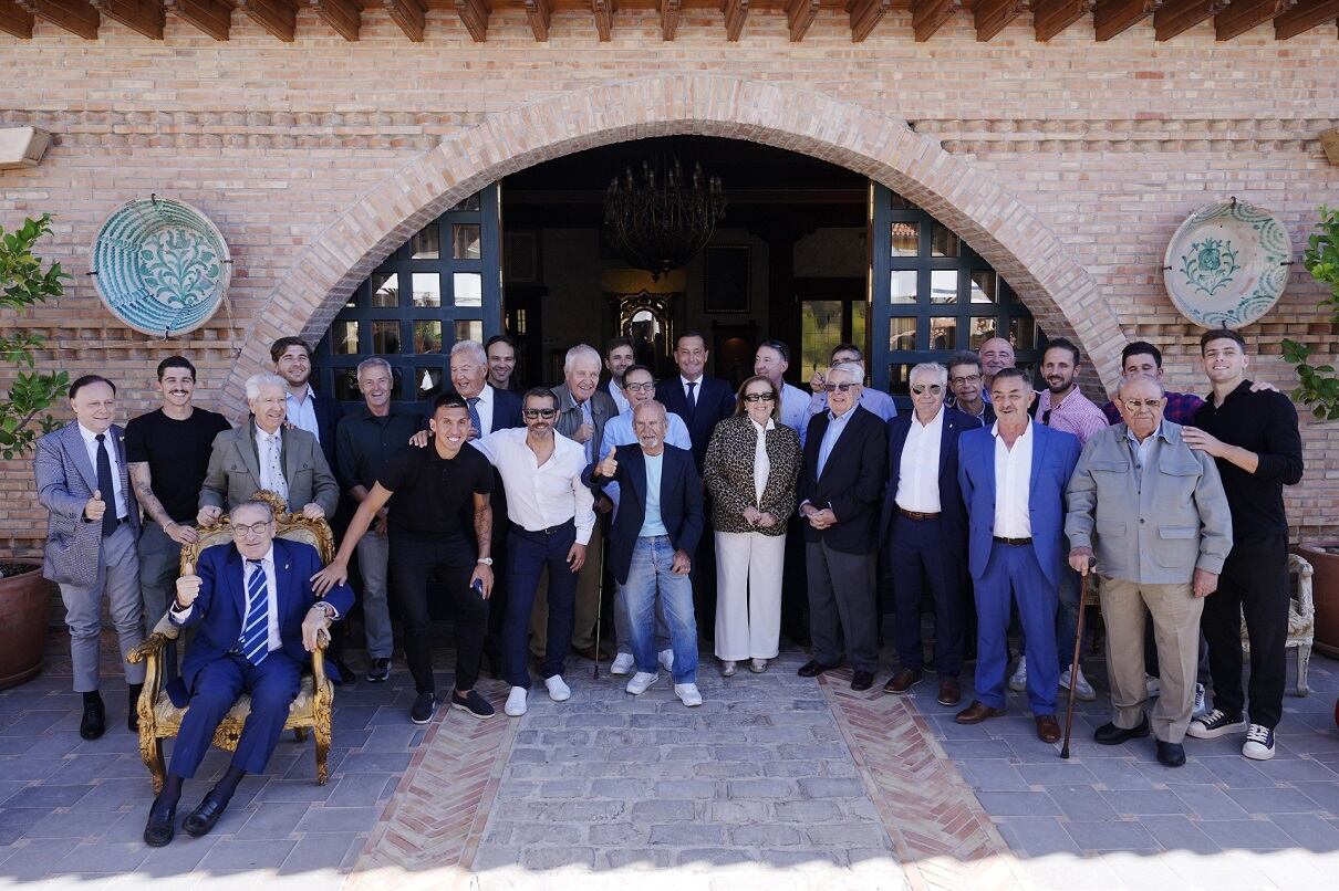 Directivos, jugadores y homenajeados en la clásica foto de familia.