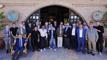 Directivos, jugadores y homenajeados en la clásica foto de familia.