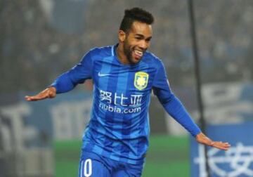 Alex Teixeira del Jiangsu Suning, 12,4 millones de euros al año.