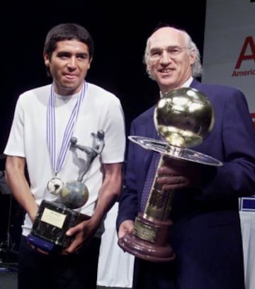 Carlos Bianchi y Riquelme posan como mejor jugador y entrenador de América Latina en 2002.