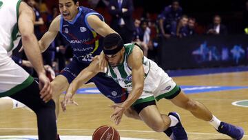 GRA684. SEVILLA, 10/05/2017.- El alero estadounidense del Real Betis Energia Plus Trent Lockett (d), lucha con el escolta del Morabanc Andorra David Navarro (i), en una jugada del partido de la la trigésima tercera jornada de Liga Endesa de baloncesto que estos dos equipos juegan hoy en el Palacio de los Deportes de Sevilla. EFE/Julio Muñoz