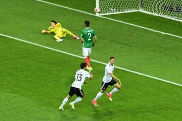 Leon Goretzka festeja el gol sobre México