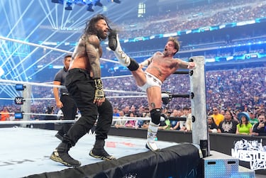 CM Punk en acción contra Roman Reigns durante WrestleMania 42.