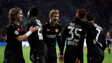 Leverkusen's Ukrainian midfielder Vladlen Yurchenko celebrates scoring with his teammates during the UEFA Champions League group E match between Bayer 04 Leverkusen and AS Monaco FC in Leverkusen, western Germany, on December 7, 2016. / AFP PHOTO / PATRIK STOLLARZ