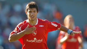 Con 15 años debutó en el Independiente en el 2003. En el 2006 llegó al fútbol de Europa con el Atlético de Madrid.