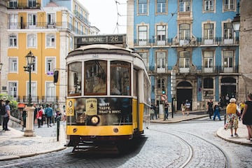 Las ciudades que se extienden sobre colinas empinadas pueden convertirse en una dura prueba para quienes gustan de los paseos, pero las calles lisboetas de Alfama, Bairro Alto y Chiado bien merecen un esfuerzo. Más, si se tiene en cuenta la reconfortante gastronomía de la capital portuguesa que puede degustarse en el restaurante más insospechado. El bacalhau à brás (bacalao salado con huevo y patatas), las sardinas a la plancha o la cataplana (estofado de pescado blanco y marisco) son algunas de las especialidades más recomendables. Como imprescindible es también disfrutar del encanto de aquellos bares y cafés que se llenan con las melancólicas notas del fado en vivo después del anochecer. 