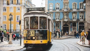 Las ciudades que se extienden sobre colinas empinadas pueden convertirse en una dura prueba para quienes gustan de los paseos, pero las calles lisboetas de Alfama, Bairro Alto y Chiado bien merecen un esfuerzo. Más, si se tiene en cuenta la reconfortante gastronomía de la capital portuguesa que puede degustarse en el restaurante más insospechado. El bacalhau à brás (bacalao salado con huevo y patatas), las sardinas a la plancha o la cataplana (estofado de pescado blanco y marisco) son algunas de las especialidades más recomendables. Como imprescindible es también disfrutar del encanto de aquellos bares y cafés que se llenan con las melancólicas notas del fado en vivo después del anochecer.