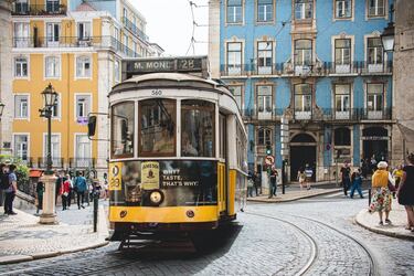 Las ciudades que se extienden sobre colinas empinadas pueden convertirse en una dura prueba para quienes gustan de los paseos, pero las calles lisboetas de Alfama, Bairro Alto y Chiado bien merecen un esfuerzo. Más, si se tiene en cuenta la reconfortante gastronomía de la capital portuguesa que puede degustarse en el restaurante más insospechado. El bacalhau à brás (bacalao salado con huevo y patatas), las sardinas a la plancha o la cataplana (estofado de pescado blanco y marisco) son algunas de las especialidades más recomendables. Como imprescindible es también disfrutar del encanto de aquellos bares y cafés que se llenan con las melancólicas notas del fado en vivo después del anochecer. 