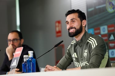 Arbeloa: “Si alguien no está contento... viene al sofá gris”