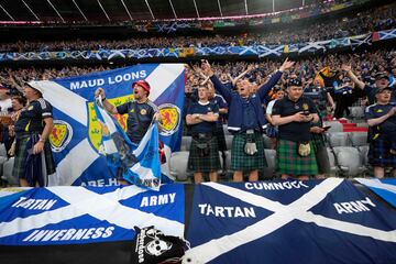 Aficionados de la selección de Escocia en el Alliance Arena.