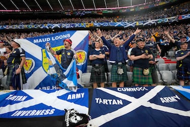 Aficionados de la selección de Escocia en el Alliance Arena.