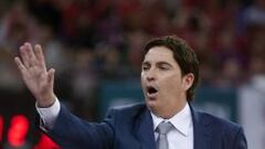 El entrenador del Regal Barcelona Xabi Pascual da instrucciones a sus jugadores durante el partido de la primera semifinal de la Copa del Rey de baloncesto, disputado ante el Caja Laboral hoy en el pabell&oacute;n Fernando Buesa de Vitoria.