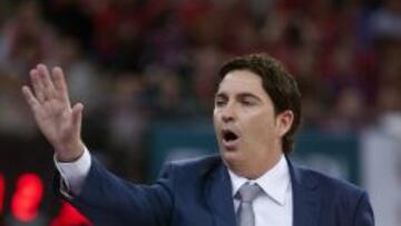 El entrenador del Regal Barcelona Xabi Pascual da instrucciones a sus jugadores durante el partido de la primera semifinal de la Copa del Rey de baloncesto, disputado ante el Caja Laboral hoy en el pabell&oacute;n Fernando Buesa de Vitoria.