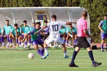 Sangalli trata de eludir al jugador del Marbella Aitor Puñal.