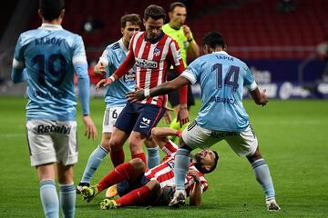 Luis Suárez entre Saúl Ñíguez y Renato Tapia.