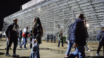 16/12/25 estadio campo del Guadalajara donde tiene que disputarse el partido de copa del rey entre el Guadalajara y el Barcelona y que se retrasa por la grada alta supletoria tecnicos y policia local