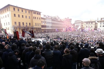 Miles de personas, seguidores y representantes pol赤ticos y del mundo del f迆tbol dieron hoy su 迆ltimo adi車s a Astori.