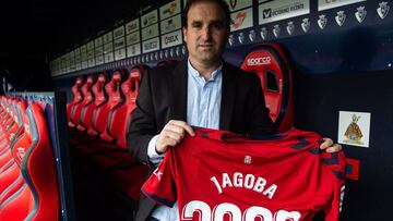 GRAFCAV2261. PAMPLONA, 06/03/2019. El técnico rojillo Jagoba Arrasate posa en el banquillo del Sadar con la camiseta de Osasuna este miércoles tras anunciar su renovación hasta el 2020. EFE/Iñaki Porto.