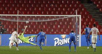 1-1. Tasos Bakasetas marcó el primer gol de penalti.