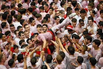 Los asistentes se reúnen para celebrar durante el "Chupinazo" que marca el inicio oficial de las Fiestas de San Fermín en la Plaza Consistorial, frente al Ayuntamiento de Pamplona.
