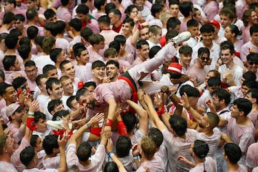 Los asistentes se reúnen para celebrar durante el "Chupinazo" que marca el inicio oficial de las Fiestas de San Fermín en la Plaza Consistorial, frente al Ayuntamiento de Pamplona.
