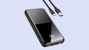 Batería externa capaz de cargar tres dispositivos a la vez y que está disponible en Amazon.