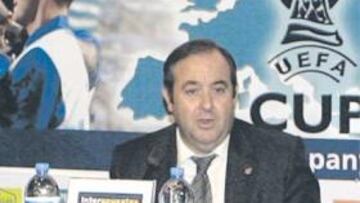 <b>DIO LA CARA. </b>José Luis Morlanes presentó ayer al mediodía en Montjuïc el Pack UEFA.