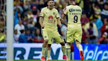 Oribe Peralta festeja su gol junto con Benedetto.