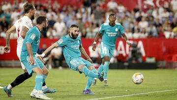 Karim Benzema se apresta a marcar el tercer tanto del Madrid al Sevilla.