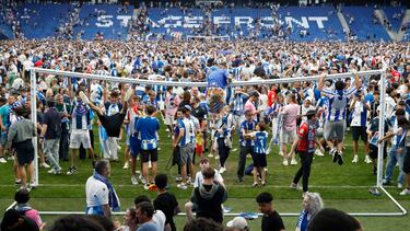La afición del Espanyol celebra el ascenso a LaLiga EA Sports tras vencer al Oviedo, este domingo en el Stage Front Stadium de Cornellà de Llobregat (Barcelona). EFE/ Toni Albir