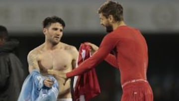Planas intercambia la camiseta con Fernando Llorente.