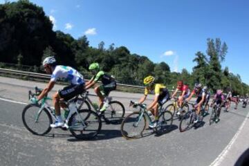 El pelotón a su paso por la localidad asturiana de Trubia durante la decimosexta etapa de la Vuelta Ciclista a España con salida en la villa asturiana de Luarca y llegada en Ermita del Alba (Quirós), con un recorrido de 185 kilómetros.