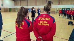 Irene Lozano habla ante la selecci&oacute;n espa&ntilde;ola de balonmano femenino, las Guerreras, antes de poner rumbo al Europeo de Balonmano Femenino en Dinamarca.