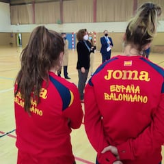 Irene Lozano visita a las Guerreras y rinde tributo a Juan de Dios Román