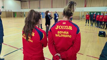 Irene Lozano habla ante la selección española de balonmano femenino, las Guerreras, antes de poner rumbo al Europeo de Balonmano Femenino en Dinamarca.