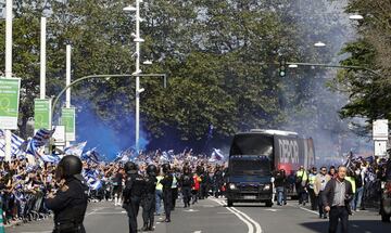 Cientos de seguidores recibieron el autobús del Deportivo de La Coruña a su llegada al estadio de Riazor.