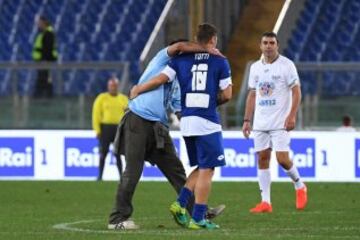 ROM01. ROMA (ITALIA), 12/10/2016.- El hombre saluda al jugador Francesco Totti durante un partido de beneficencia 'Partido de la Paz- Unidos por la Paz' hoy, miércoles 12 de octubre de 2016, que es promovido por la fundación Escuelas del Encuentro, una organización impulsada por el papa Francisco, en el estadio Olímpico en Roma (Italia). 