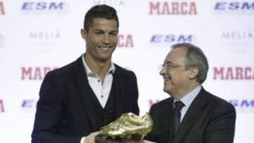 GRA207. MADRID, 05/11/2014.- Cristiano Ronaldo,iz, junto al presidente del Real Madrid, Florentino Pérez, que le hizo entrega de la Bota de Oro 2013-2014.