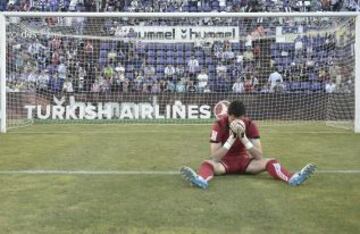 Valladolid-Granada. El conjunto blanquivioleta desciende a Segunda División. El portero Jaime hundido tras finalizar el encuentro.