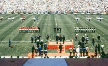 Del lado izquierdo la Selección de la Unión Soviética. Del lado derecho la Selección Mexicana. Partido de inauguración el 31 de mayo.