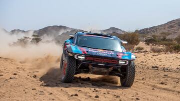 Bisha (Saudi Arabia), 03/01/2025.- Spanish driver Carlos Sainz and co-driver Lucas Cruz drive their Ford M-Sport during the Prologue of the 2025 Dakar Rally in Bisha, Saudi Arabia, 03 January 2025. (Arabia Saudita) EFE/EPA/Gerard Laurenssen