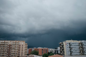 La DANA situada sobre el territorio español ha dejado importantes precipitaciones y tormentas, lo que ha provocado imágenes impactantes con sus consecuencias. Según el pronóstico de la Agencia Estatal de Meteorología (Aemet), que ha emitido un nuevo aviso especial por las lluvias y tormentas que se espera que continúen hasta el lunes. La Comunidad de Madrid y Toledo están bajo aviso rojo ante el riego de que se acumulen 120 litros por metro cuadrado en 12 horas.