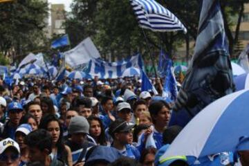 Las calles de Bogotá se pintan de azul y blanco