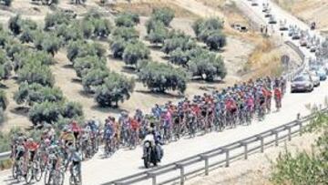 <b>JORNADA TRANQUILA. </b>Los favoritos reservaron fuerzas para la etapa de contrareloj de hoy, en la que gastarán su última bala.