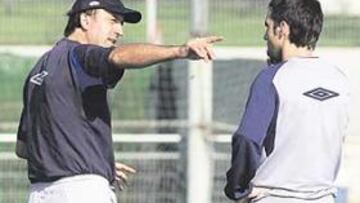 <b>CHARLAS MATINALES. </b>Lotina habló un rato ayer con David, uno de sus cinco defensas.