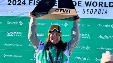 Núria Castán levanta el trofeo de ganadora del Georgia Pro 2024.