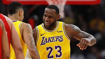 LeBron James sonríe tras la victoria de los Lakers sobre los Bulls.